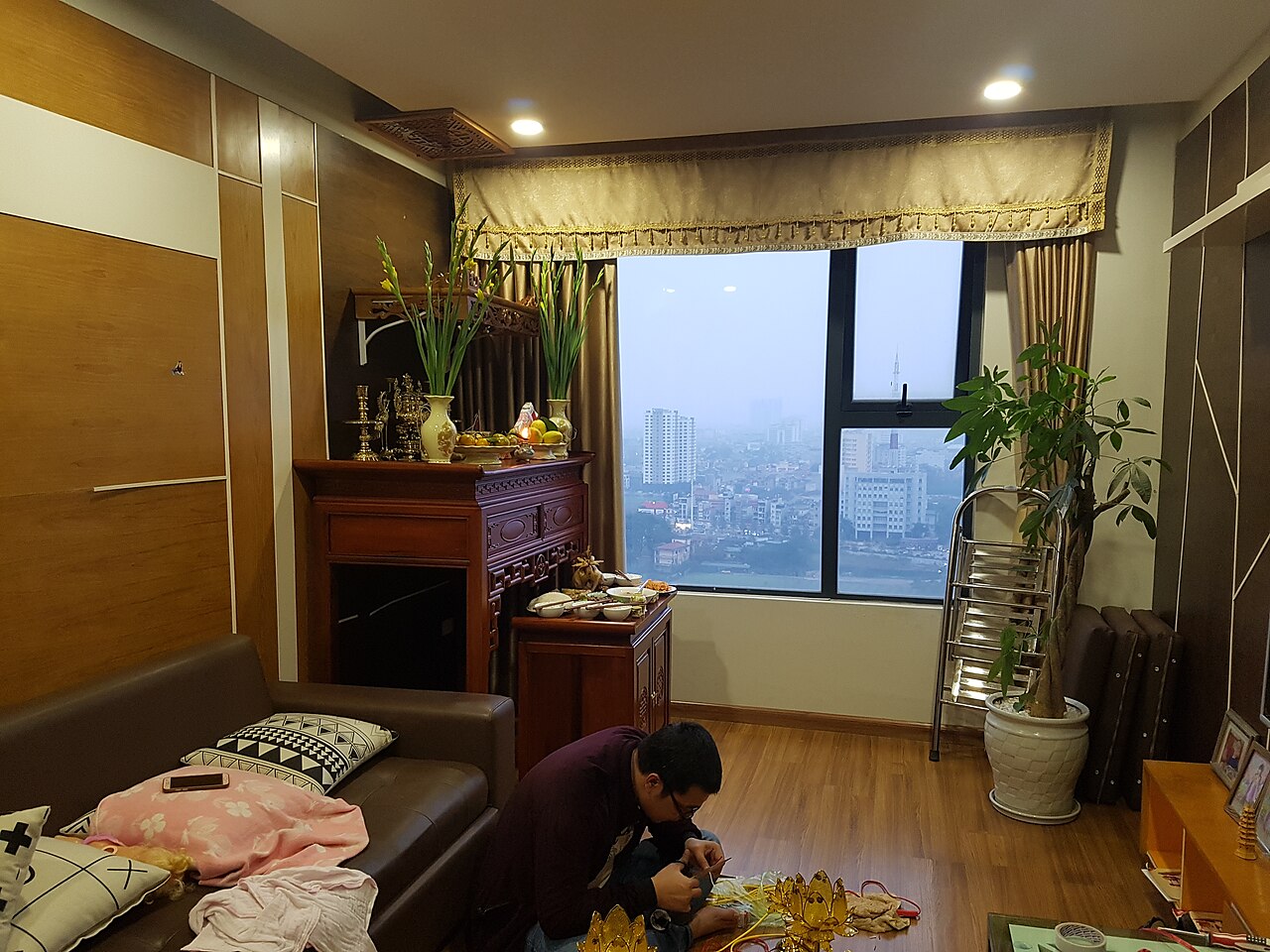 Bàn thờ gia tiên ngày Rằm tháng 7 với hoa và mâm cúng