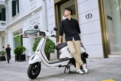Có nên cho con cầm lái xe máy 50cc đến trường không?