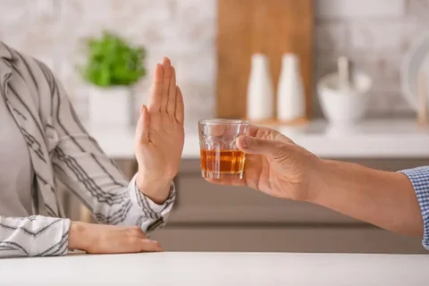 Nên kiêng rượu bia trong bao lâu trước khi cấy ghép Implant?