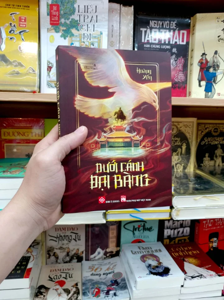 Review sách - Dưới cánh đại bàng - Hoàng Yến
