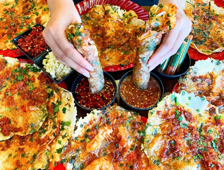 Bánh ép Trang - món ăn vặt độc đáo ở Huế không nên bỏ qua