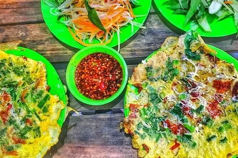 Bánh ép Trang - món ăn vặt độc đáo ở Huế không nên bỏ qua