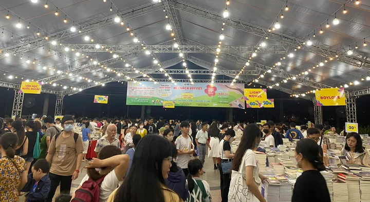 Review Hội sách Đà Nẵng buffet 59k - Mua sách được tặng vàng