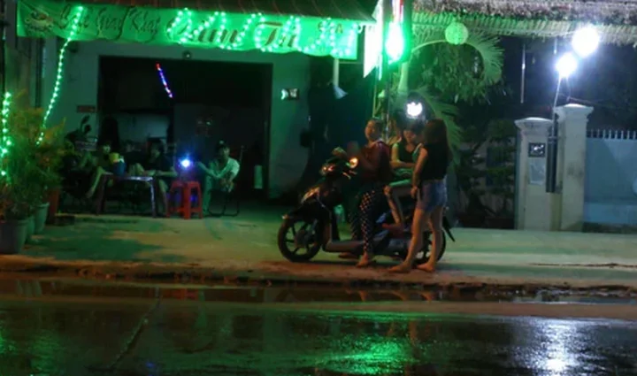 Review trải nghiệm tởn đến già khi một lần lỡ dại đến phố đèn đỏ