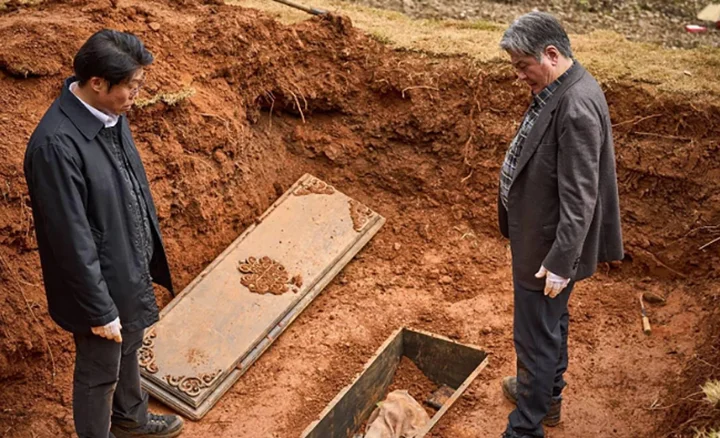 Review phim - Exhuma: Quật mộ trùng ma - Phim kinh dị đáng xem nhất của xứ Hàn Quốc ?