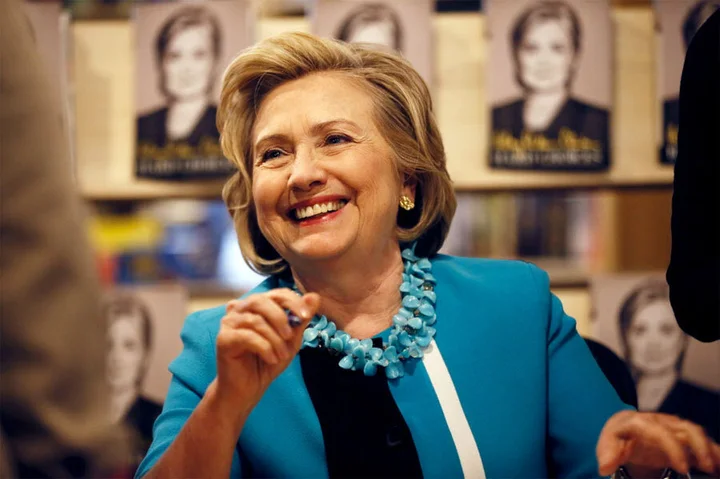 Review tình thế hiểm nghèo - tiểu thuyết màu sắc chính trị của Louise Penny và Hillary Clinton