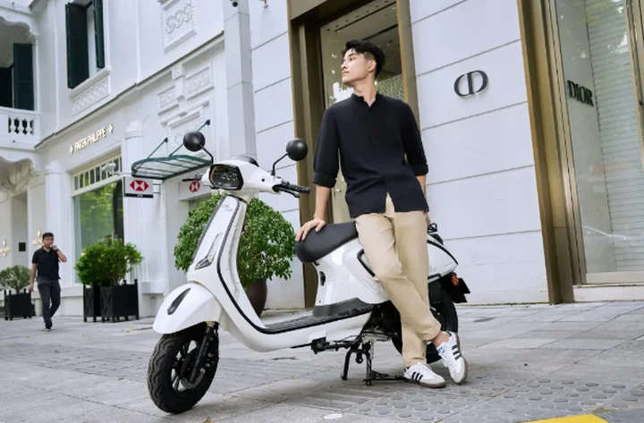 Có nên cho con cầm lái xe máy 50cc đến trường không?