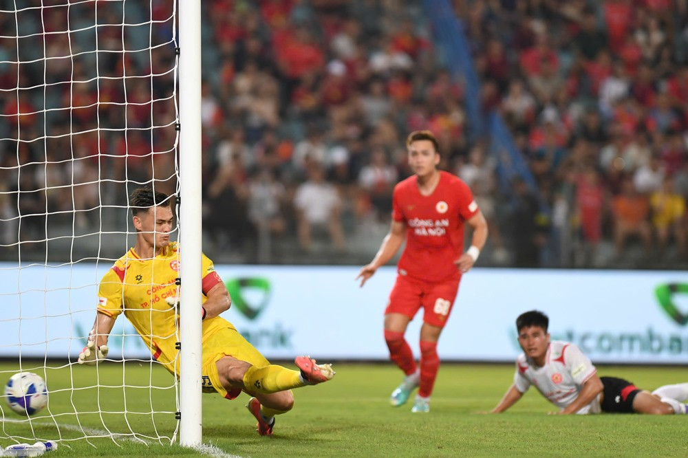 Bàn thắng của CAHN vượt qua thủ môn Patrik Lê Giang trong trận Siêu cúp Quốc gia 2026