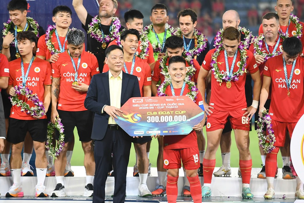 Quang Hải nhận phần thưởng cho đội vô địch Siêu cúp Quốc gia 2026 tại sân Hàng Đẫy
