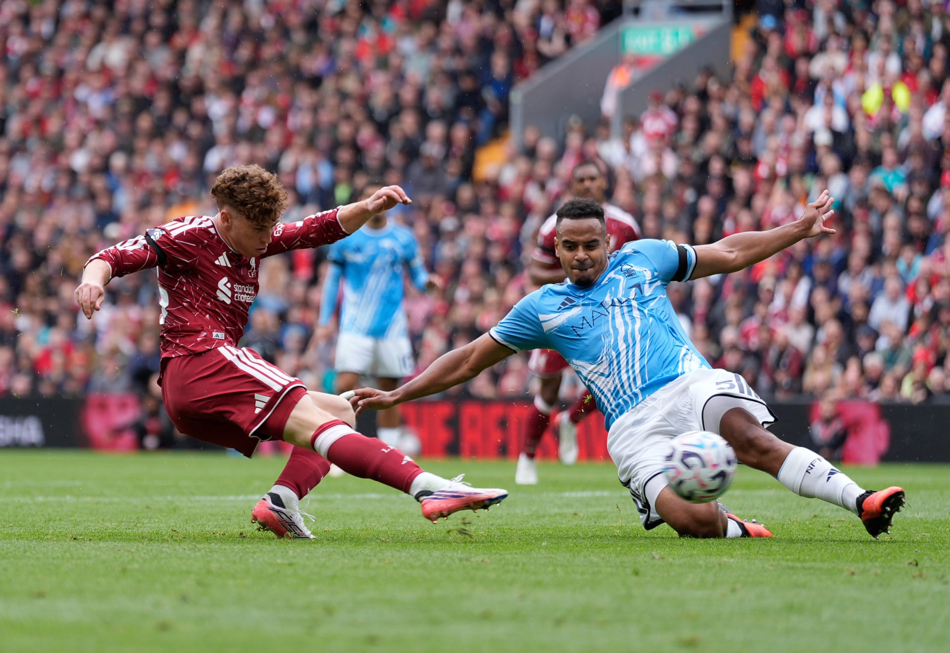 Víctor Muñoz dứt điểm ghi bàn gỡ hòa 2-2 cho Liverpool trước Nottingham Forest