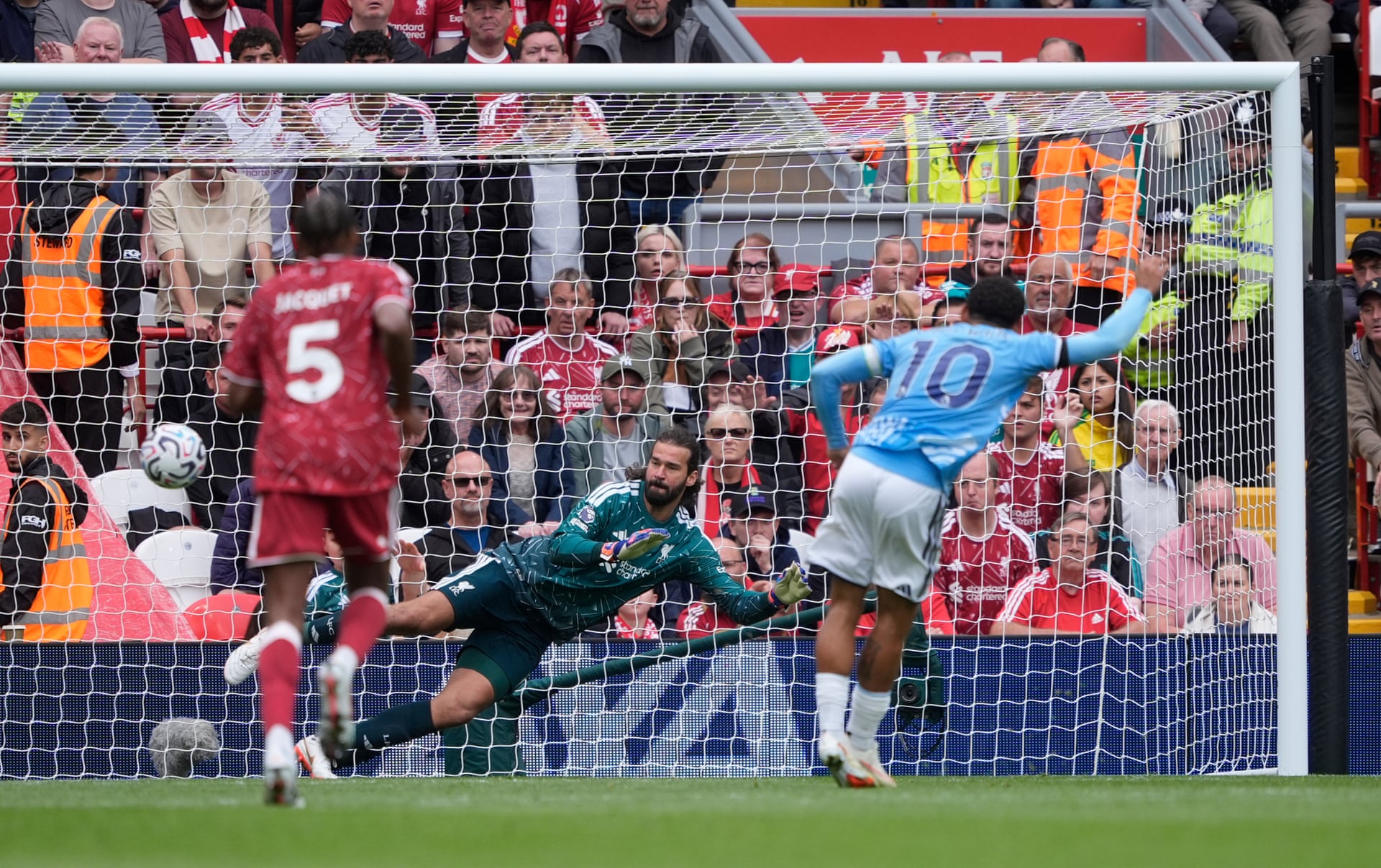 Morgan Gibbs-White đá phạt đền nâng tỷ số lên 2-1 cho Nottingham Forest trước Alisson