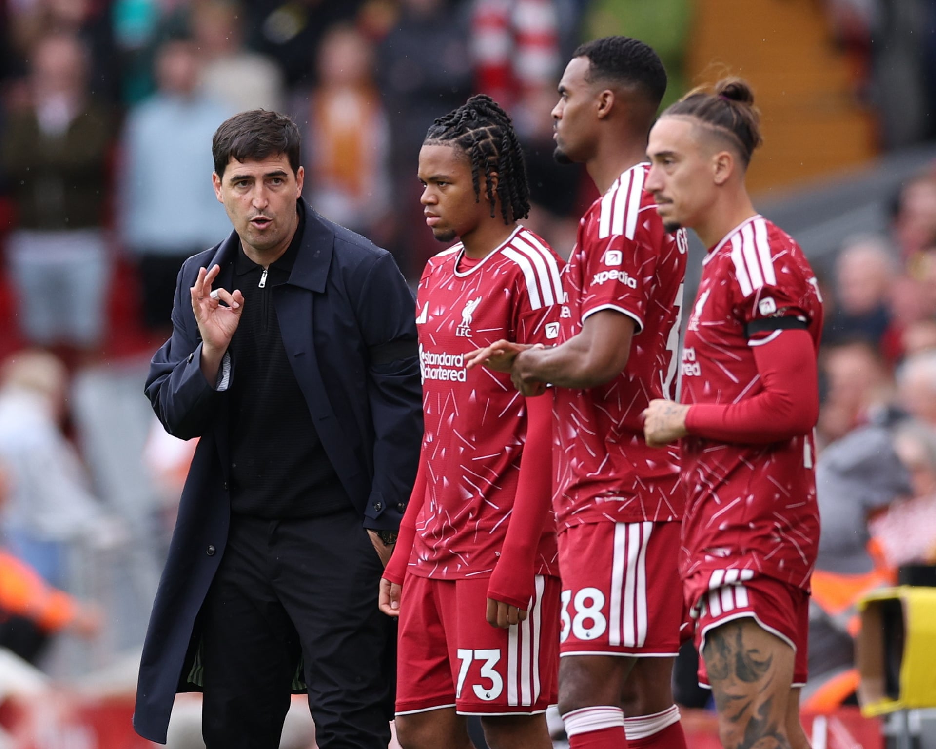 HLV Andoni Iraola nhìn các cầu thủ dự bị chờ vào sân trong trận Liverpool gặp Nottingham Forest