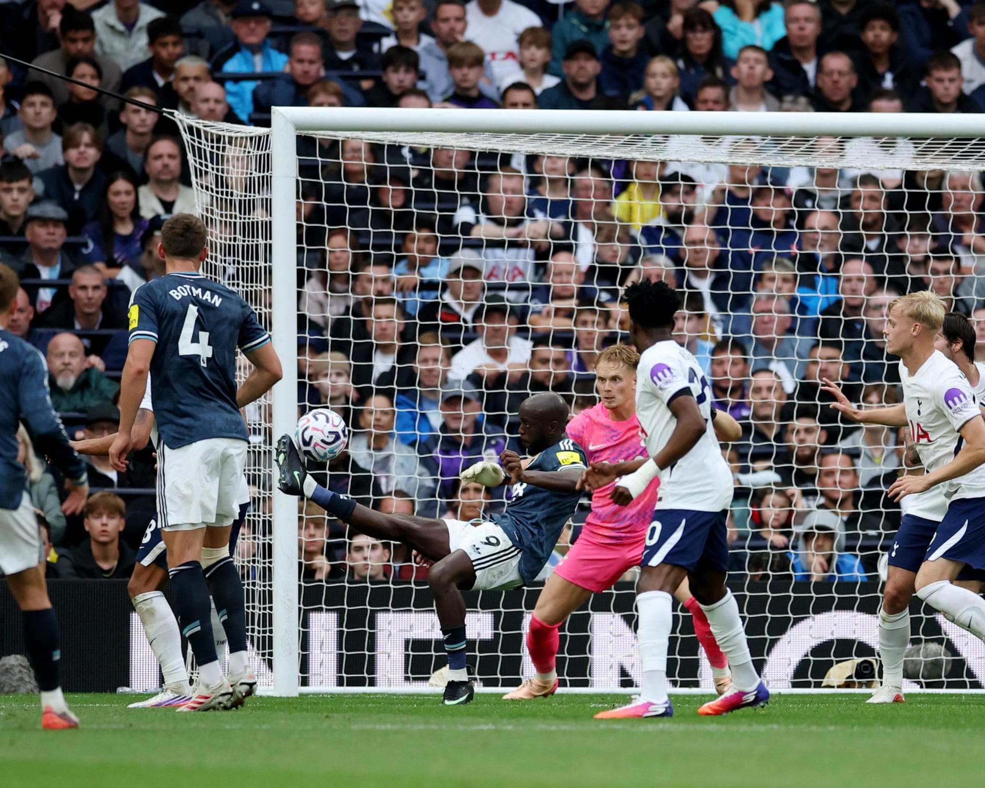 Yoane Wissa móc bóng ghi bàn nâng tỷ số lên 2-0 cho Newcastle trước Tottenham