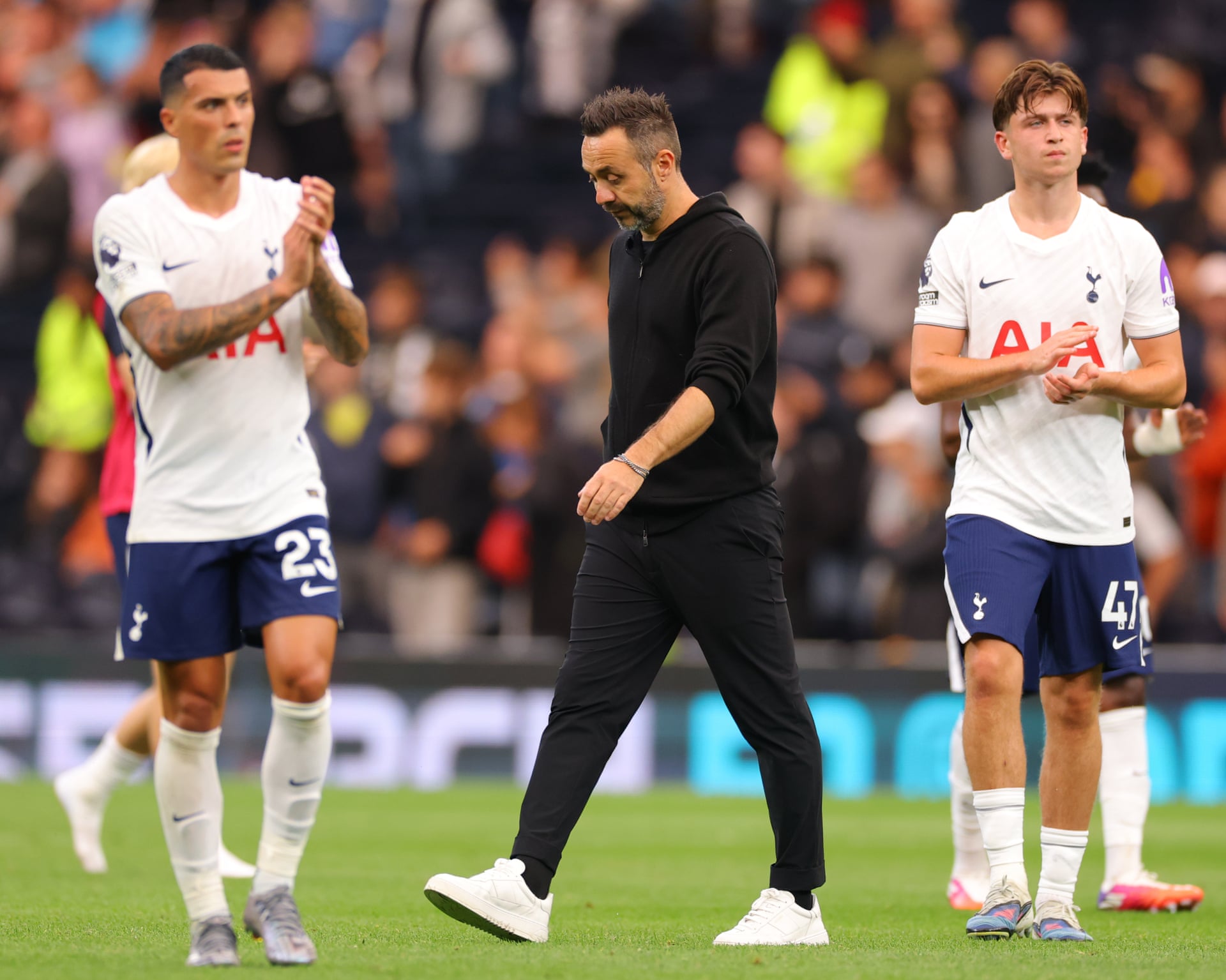 Roberto De Zerbi rời sân sau trận Tottenham thua Newcastle 0-2