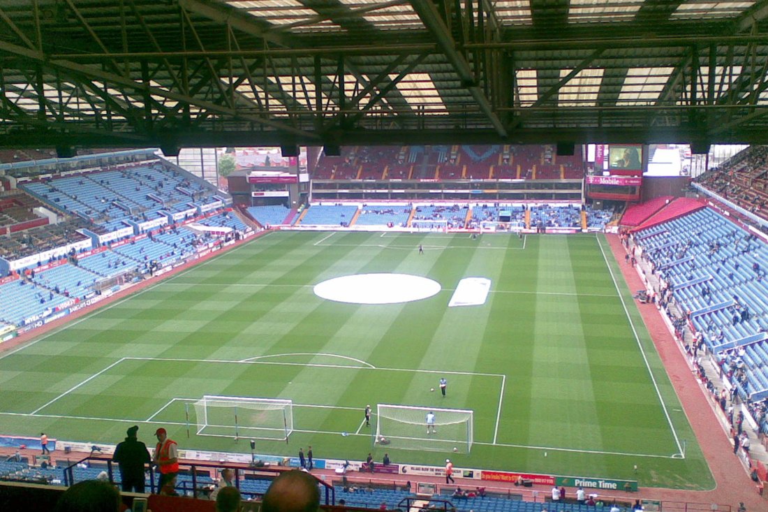 Sân Villa Park của Aston Villa nhìn từ khán đài Holte End