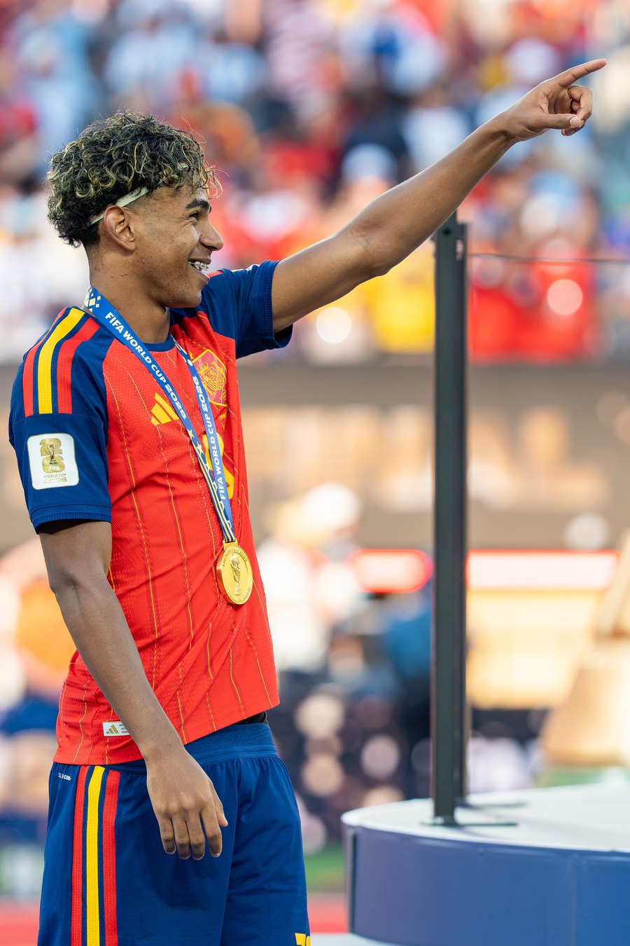 Lamine Yamal ăn mừng cùng huy chương vàng sau chung kết World Cup 2026