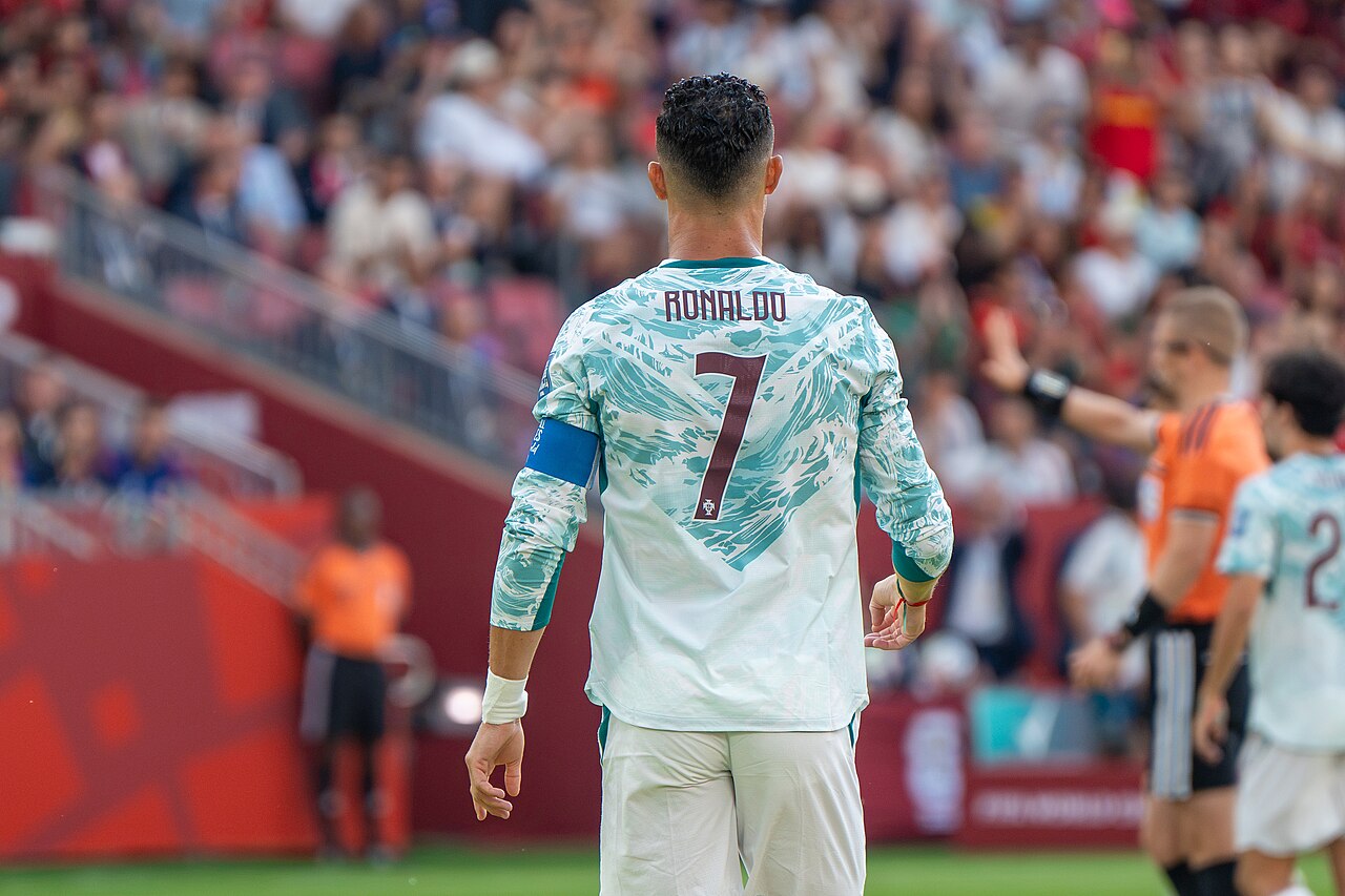 Cristiano Ronaldo đeo băng đội trưởng tuyển Bồ Đào Nha trên sân