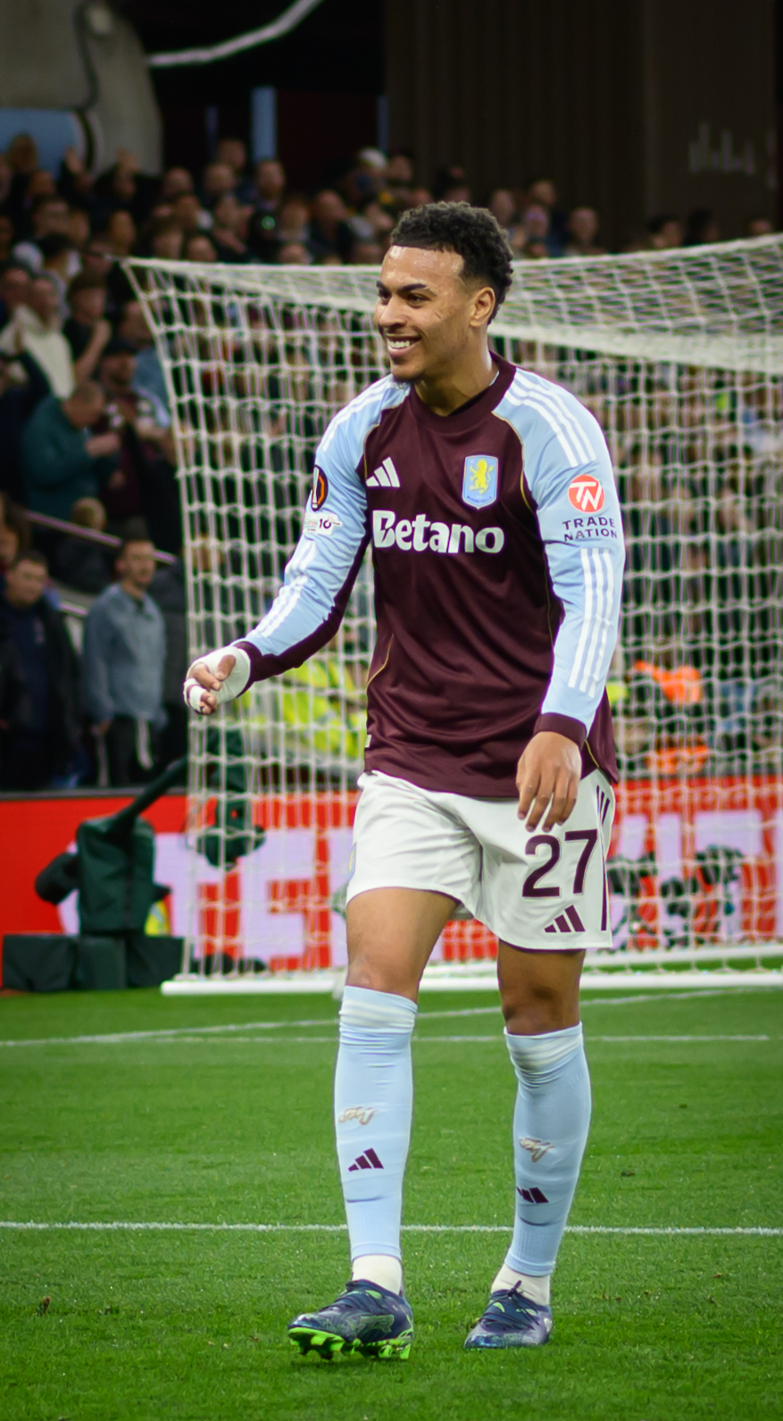 Morgan Rogers ăn mừng bàn thắng trong màu áo Aston Villa