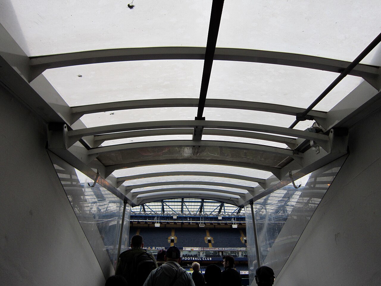 Đường hầm dẫn ra sân của sân vận động Stamford Bridge