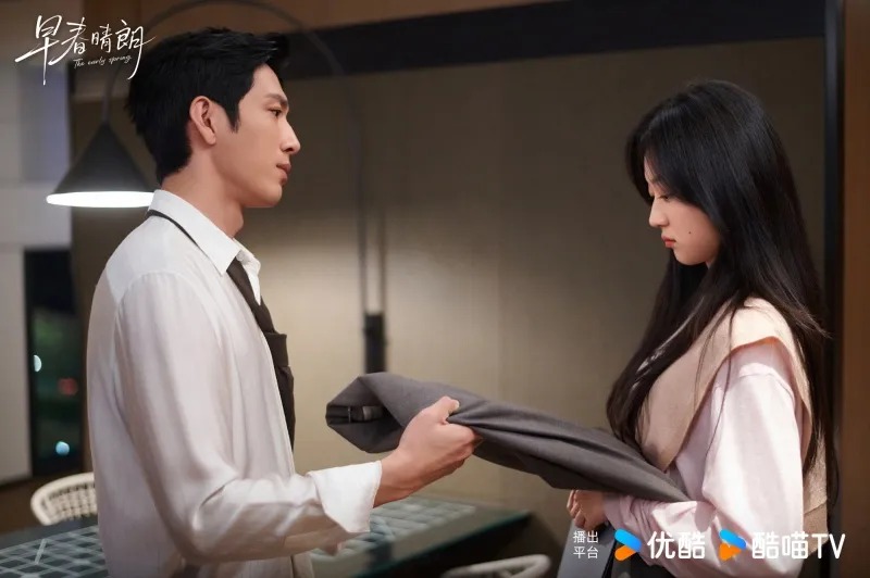 Tỉnh Bách Nhiên và Tôn Thiên trong một cảnh đối đầu của phim Đầu Xuân Tươi Sáng