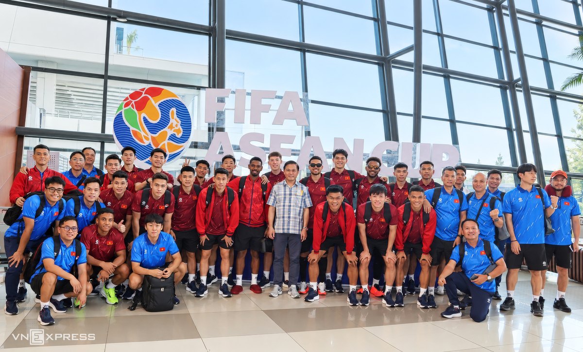 Đội tuyển Việt Nam chụp ảnh tại sân bay Jakarta khi tới dự FIFA ASEAN Cup 2026