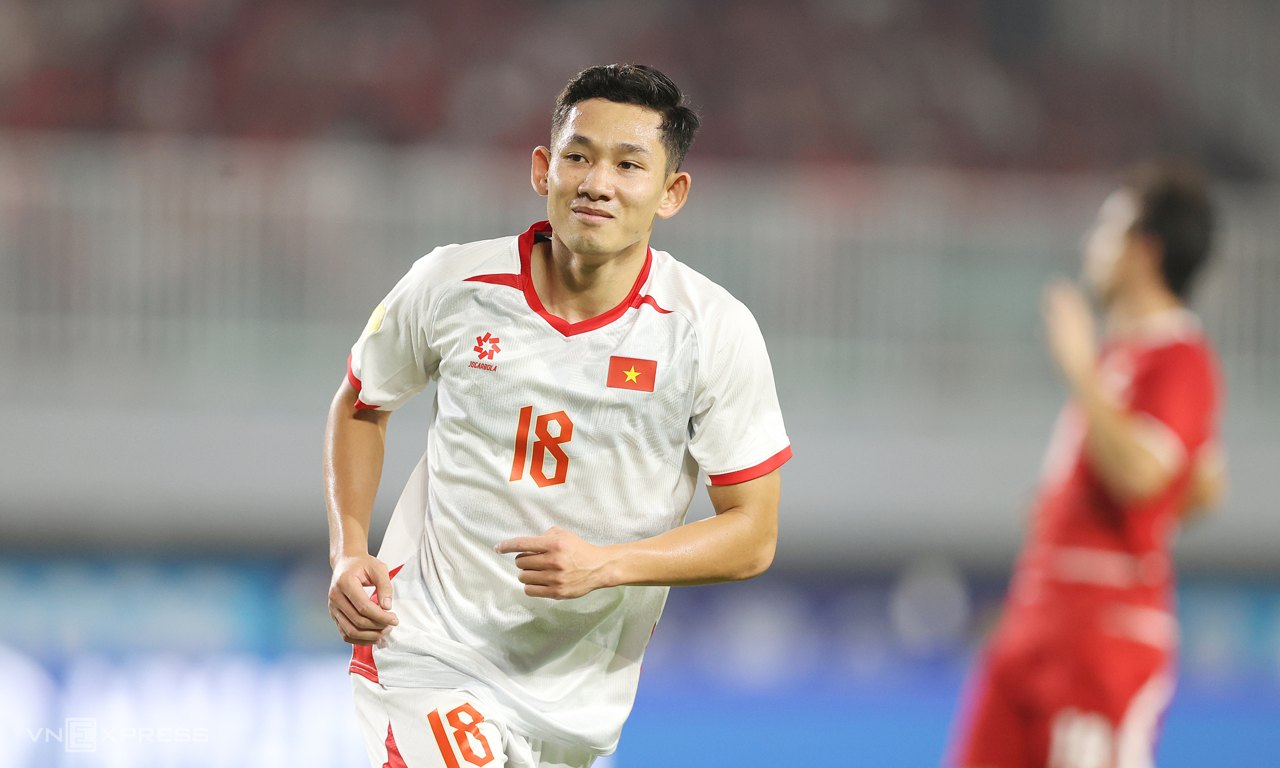 Nguyễn Hai Long ăn mừng bàn thắng vào lưới Indonesia tại sân Pakansari