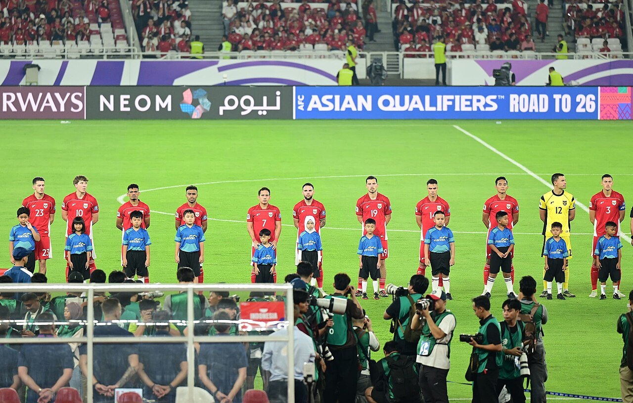 Đội tuyển Indonesia xếp hàng trước trận đấu tại sân Gelora Bung Karno