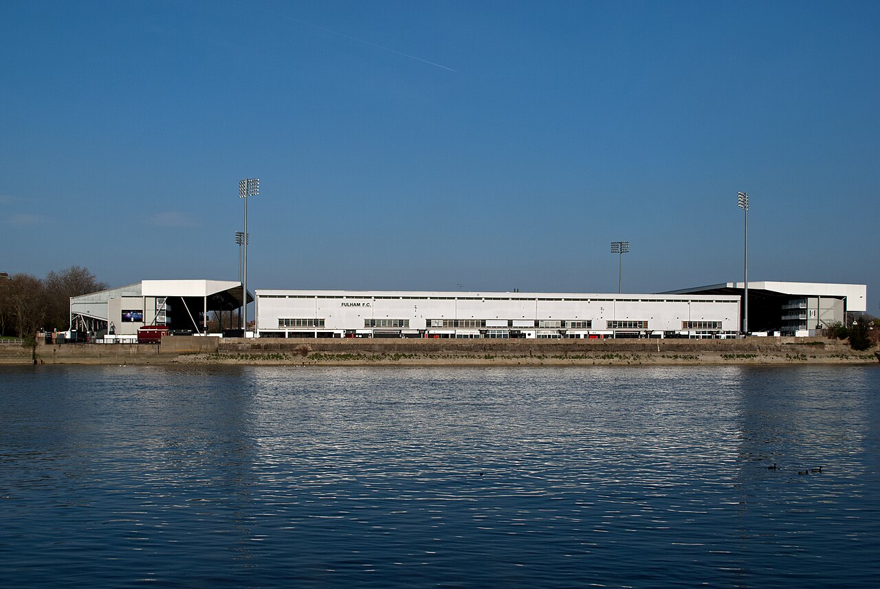 Sân Craven Cottage của Fulham nhìn từ bờ sông Thames