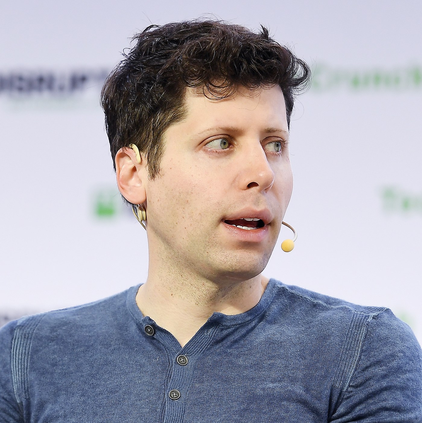 Sam Altman, CEO OpenAI, phát biểu trên sân khấu TechCrunch Disrupt