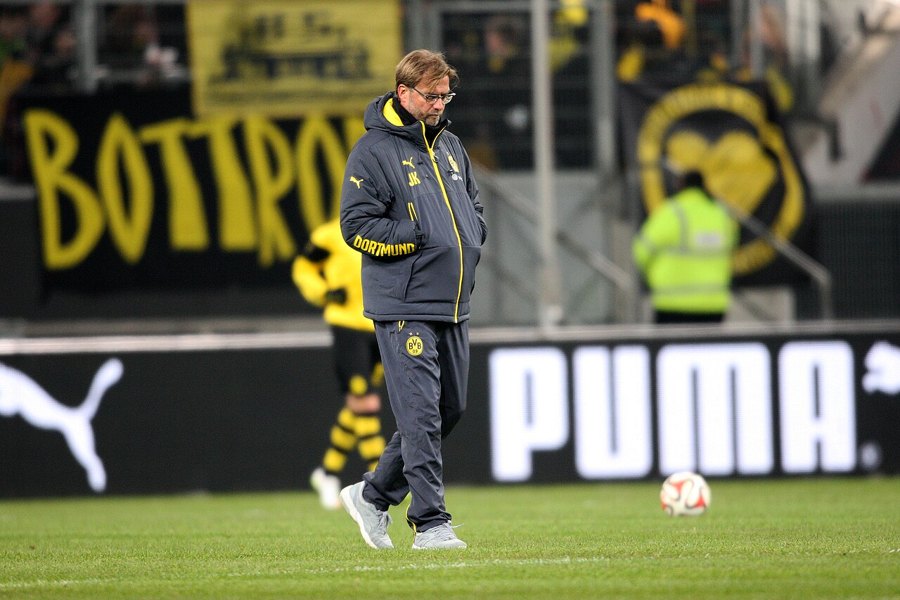 Jürgen Klopp đứng trên sân trong màu áo khoác Borussia Dortmund