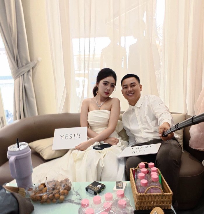 Hoài Lâm Cầu Hôn Ngọc Trinh: Bạn Gái Kín Tiếng Ngoài Showbiz
