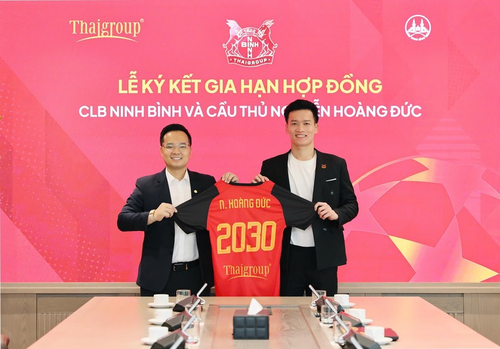 Nguyễn Hoàng Đức cùng lãnh đạo CLB Ninh Bình cầm áo đấu in số 2030 tại lễ gia hạn