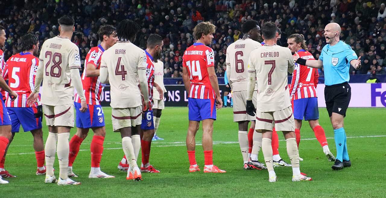 Marcos Llorente mang áo số 14 của Atlético Madrid trong một trận Champions League