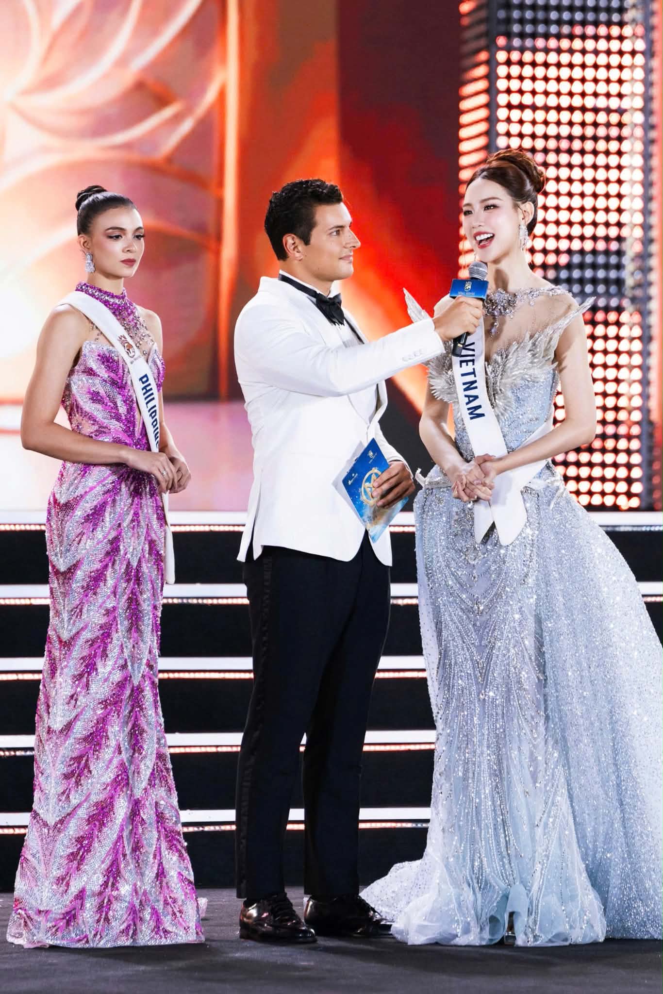 Lê Nguyễn Bảo Ngọc trả lời phỏng vấn trên sân khấu chung kết Miss World 2026