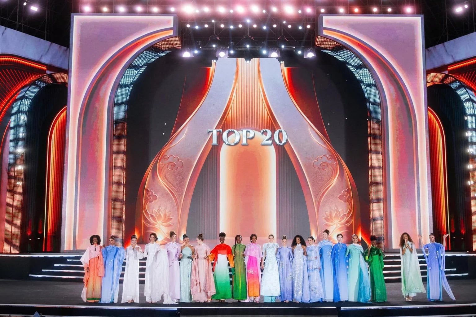 Top 20 Miss World 2026 trình diễn áo dài trên sân khấu chung kết ở Nha Trang