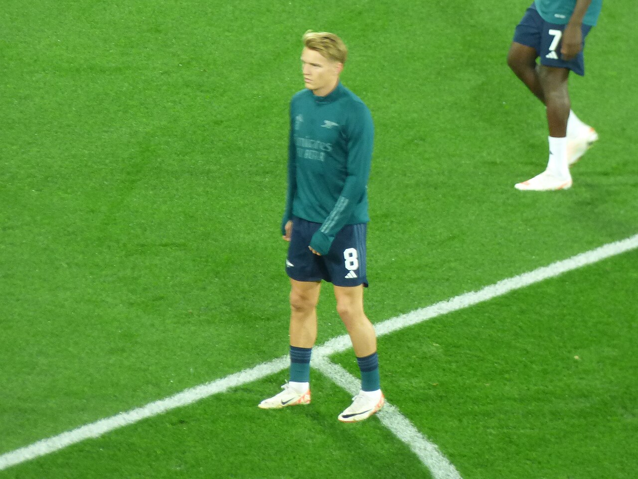 Martin Ødegaard khởi động trong màu áo Arsenal ở Champions League