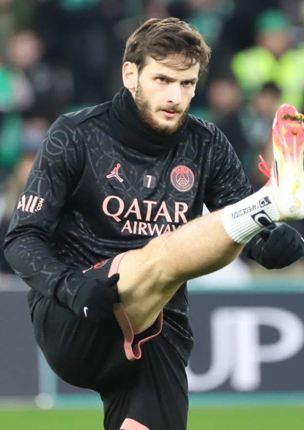 Khvicha Kvaratskhelia trong màu áo Paris Saint-Germain