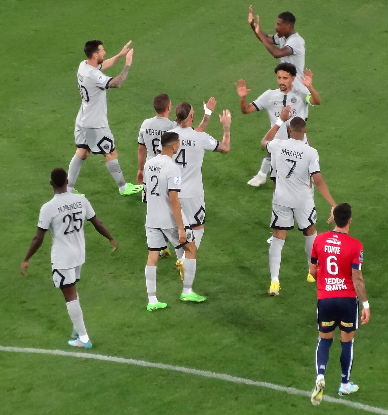 Các cầu thủ Paris Saint-Germain ăn mừng bàn thắng