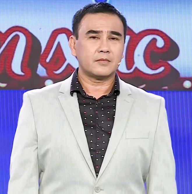 MC Quyền Linh trên trường quay một chương trình truyền hình