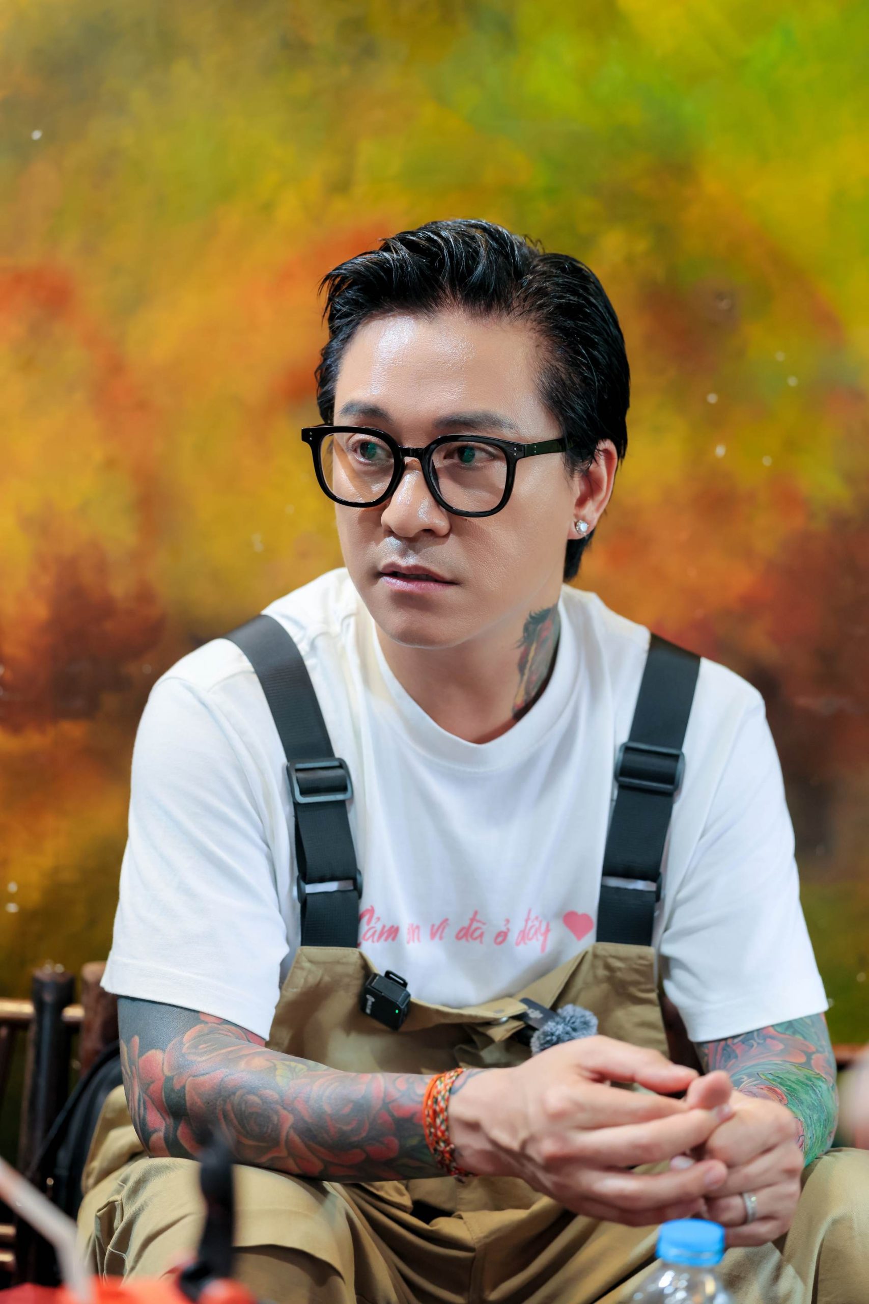 Ca sĩ Tuấn Hưng trong một buổi trò chuyện với báo chí