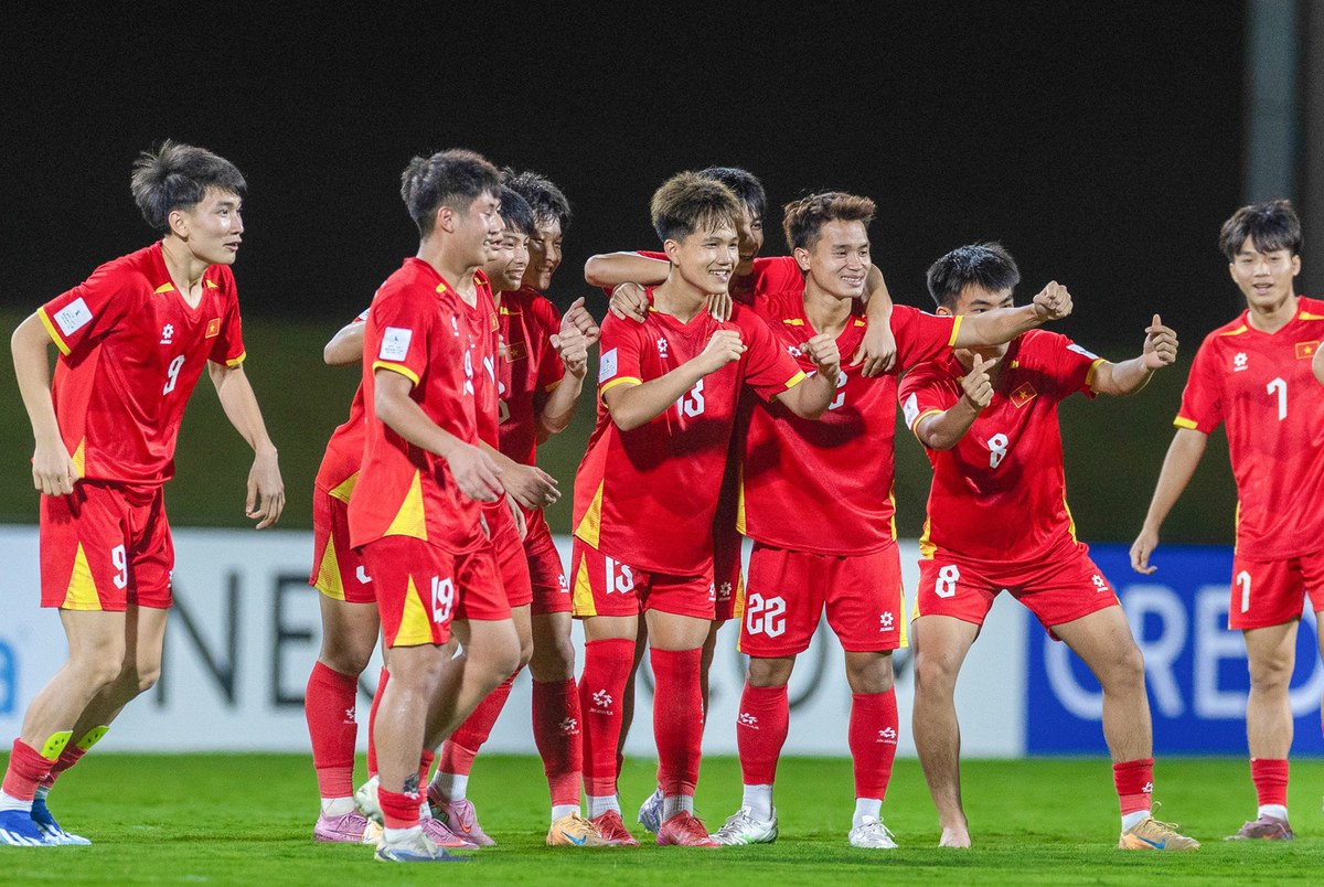 Các cầu thủ U17 Việt Nam ăn mừng bàn thắng