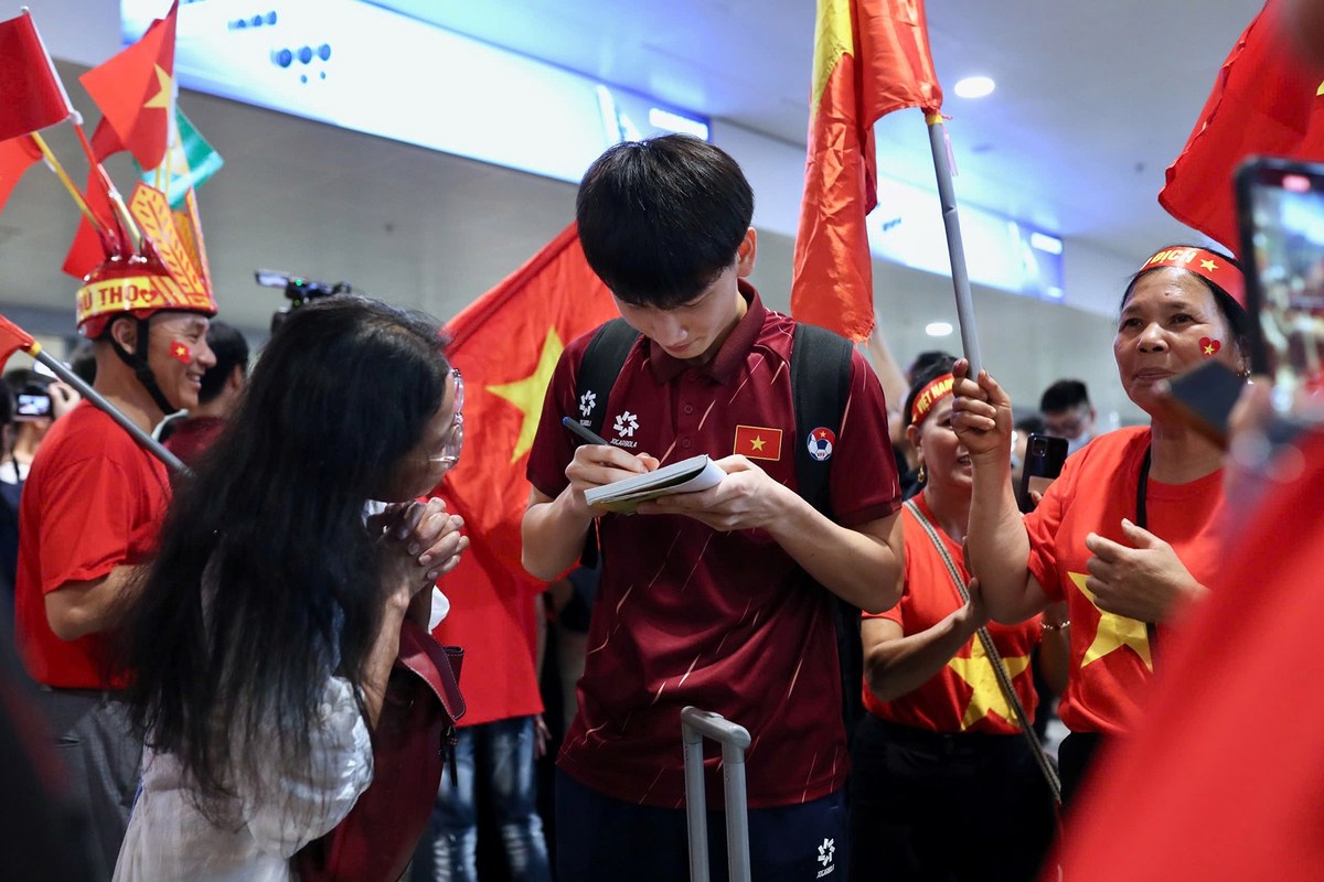 Người hâm mộ đón các cầu thủ U17 Việt Nam trở về