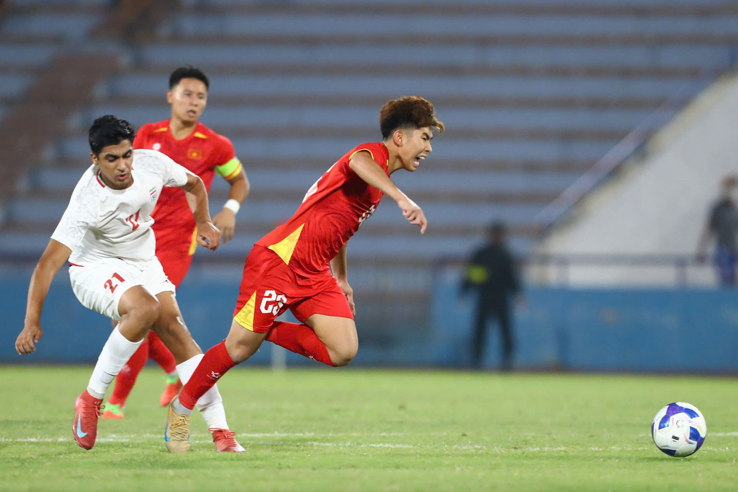 Cầu thủ U20 Việt Nam tranh chấp với U20 Iran trên sân Việt Trì