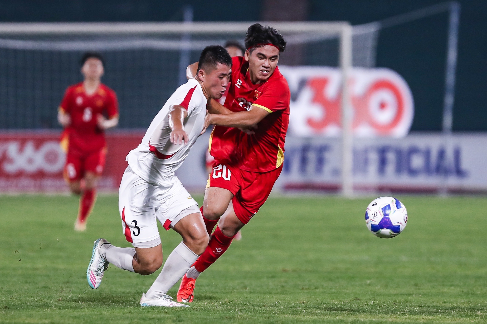 Cầu thủ U20 Việt Nam tranh chấp với U20 Triều Tiên trên sân Việt Trì