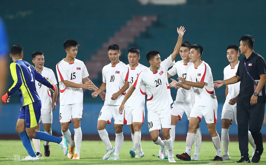 Các cầu thủ U20 Triều Tiên ăn mừng bàn thắng vào lưới U20 Việt Nam