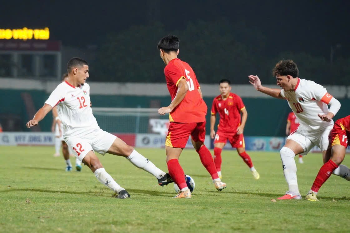 Tiền vệ U20 Việt Nam bị hai cầu thủ Palestine vây ráp trong trận đấu vòng loại U20 châu Á 2027