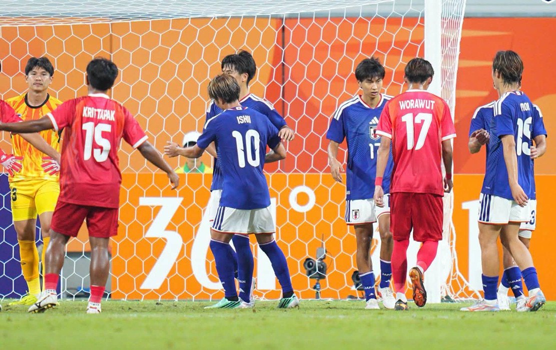 Cầu thủ U23 Thái Lan đứng trước khung thành sau khi thủng lưới trước U23 Nhật Bản