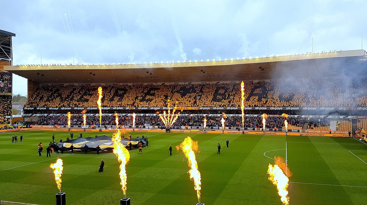 Sân Molineux của Wolverhampton Wanderers trong ngày thi đấu