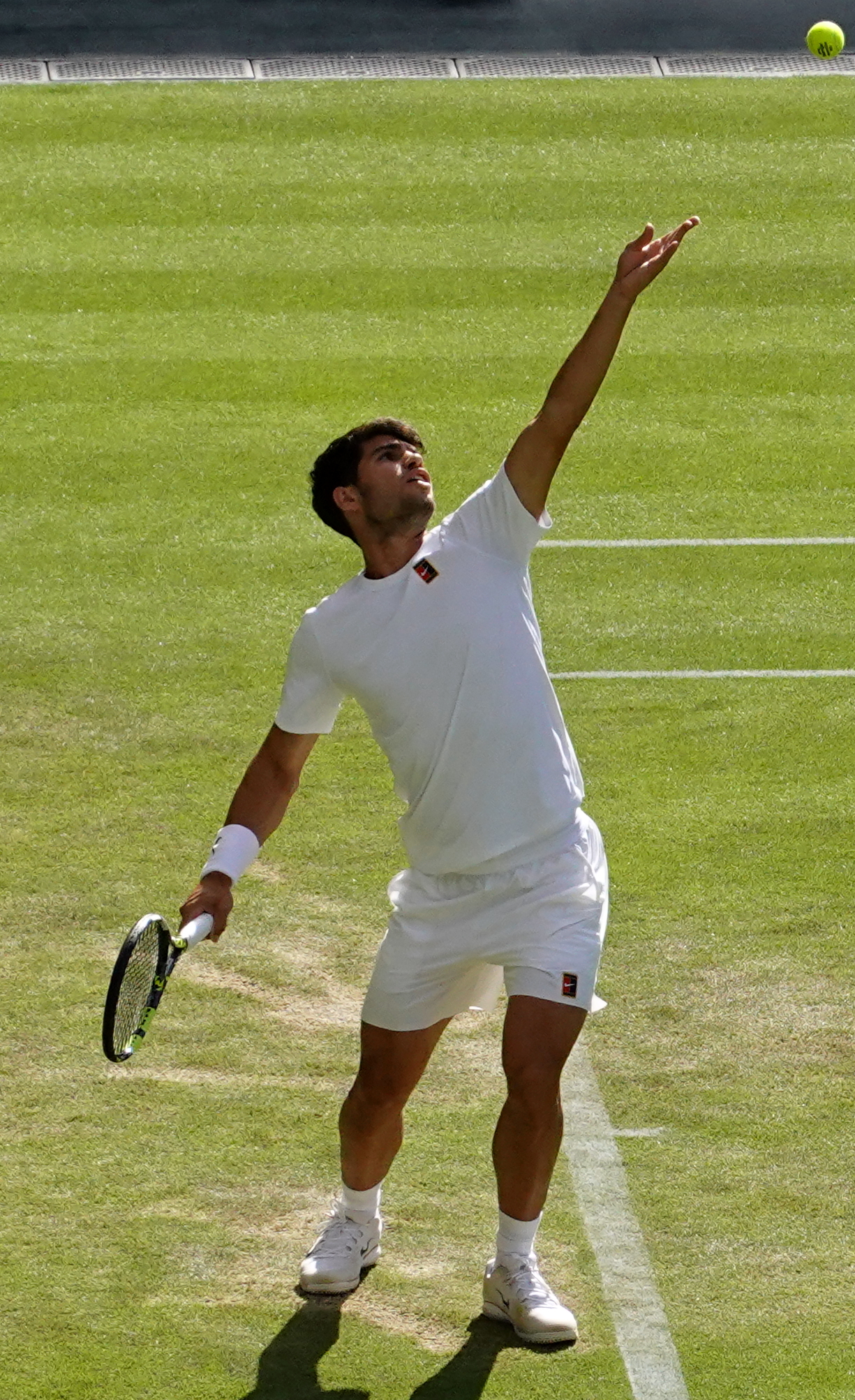 Carlos Alcaraz giao bóng tại Wimbledon 2025