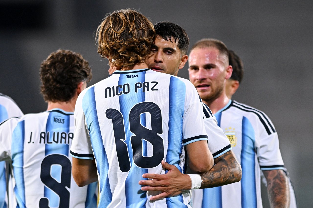 Nico Paz ăn mừng bàn thắng vào lưới Bolivia cùng đồng đội tuyển Argentina